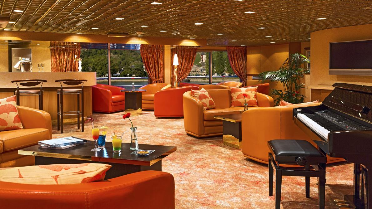 El Panorama Bar se ubica en Popa, en la cubierta intermedia, y es el lugar perfecto para disfrutar de un ambiente más relajado con unas vistas extraordinarias a través de los grandes ventanales. CRUCEROS MS CROISIEUROPE MS L EUROPE MS EUROPE CRUCEROS FLUVIALES CROISIEUROPE MS EUROPE CRUCEROS FLUVIALES CRUCEROS FLUVIALES DANUBIO CRUCEROS FLUVIALES RHIN CRUCEROS MS EUROPE CRUCEROS POR RIO CRUCEROS BARATOS BIDAIAK CREUERS CRUCEROS EN BARCO PEQUEÑO SMALL SHIP CRUISES RIVER CRUISES CROISIEUROPE RIVER CRUISES CROISIERES CROISIEUROPE BATEAU DANUBE CRUISES RHINE CRUISES CRUCEROS DANUBIO VIENA CRUCEROS BUDAPEST CRUCEROS BRATISLAVA CRUCEROS MELK CRUCEROS ABADIA DE MELK CRUCEROS OFERTAS CRUCEROS FLUVIALES OFERTAS CROISIEUROPE CRUCEROS FLUVIALES OFERTAS #CroisiEurope #MSLEUROPE #MSEUROPE #CRUCEROSFLUVIALES #RIVERCRUISES #CROISIERES #CREUERS #BIDAIAK #CRUCEROSRIO #CURCEROSDANUBIO #CRUCEROSRHIN #CRUCEROSRIN #CRUCEROSPORELDANUBIO #CRUCEROSVIENA #VIENA #BUDAPEST #MELK #WACHAU #DANUBIO #DANUBE #DANUBECRUISES #VIENNA #VIENNACRUISES #BUDAPESTCRUISES #DANUBERIVER #DANUBERIVERCRUISES #EUROPECRUISES #CRUCEOSEUROPA #CRUCEROSCROISIEUROPE